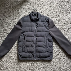 Svart cardigan (hybridjackak) från Zara - Zara cardigan i storlek M - Jätte bra skick 