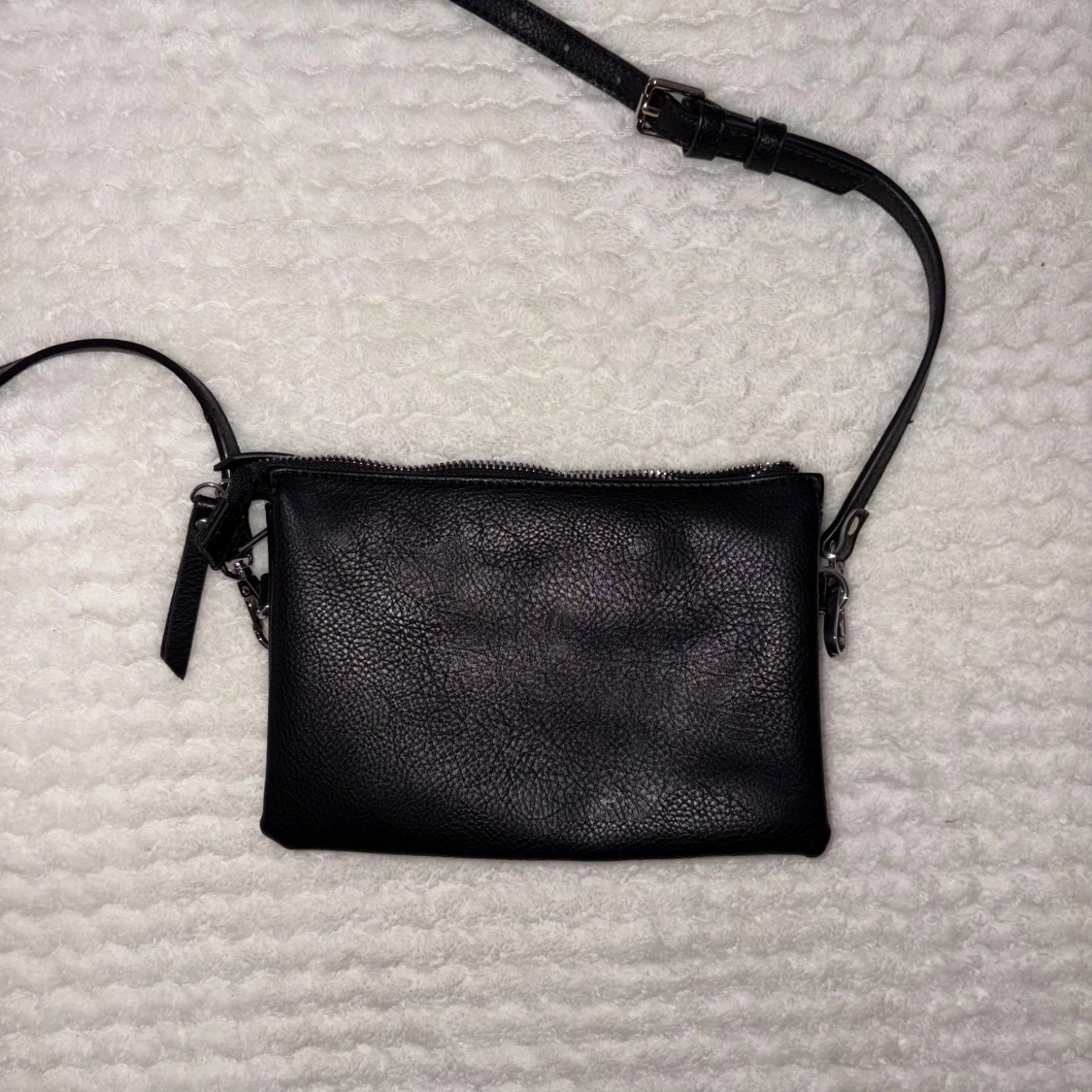 Svart axelväska i skinn med dragkedja - 1