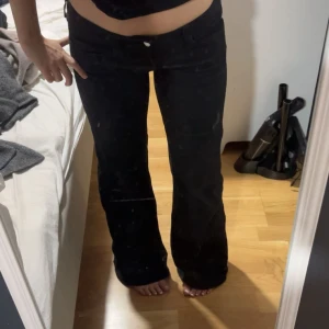 svarta cheap monday jeans - säljer dessa jeans som inte kommer till andvändning längre, storlek ser ni nedanför men fråga mig om ni undrar något självklart! 🙌