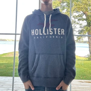 Hollister Hoodie - Mörkblå Hollister hoodie i mycket bra skick | Storlek: S-M | Jag är 182cm och väger 65kg📏| Vid frågor eller diskussion om pris är det bara att skriva✍🏼| Frakt inom 48h📦