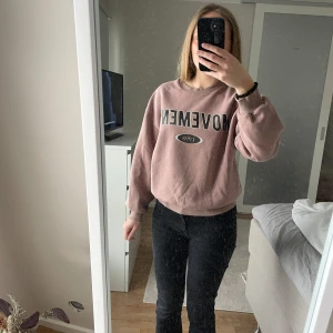 Rosa sweatshirt med tryck - Säljer min sweatshirt från Gina Tricot i storleken XS, eftersom jag int använder den längre. Färgen är en blandning mellan lila/rosa/brun. De står även Movement på den. 