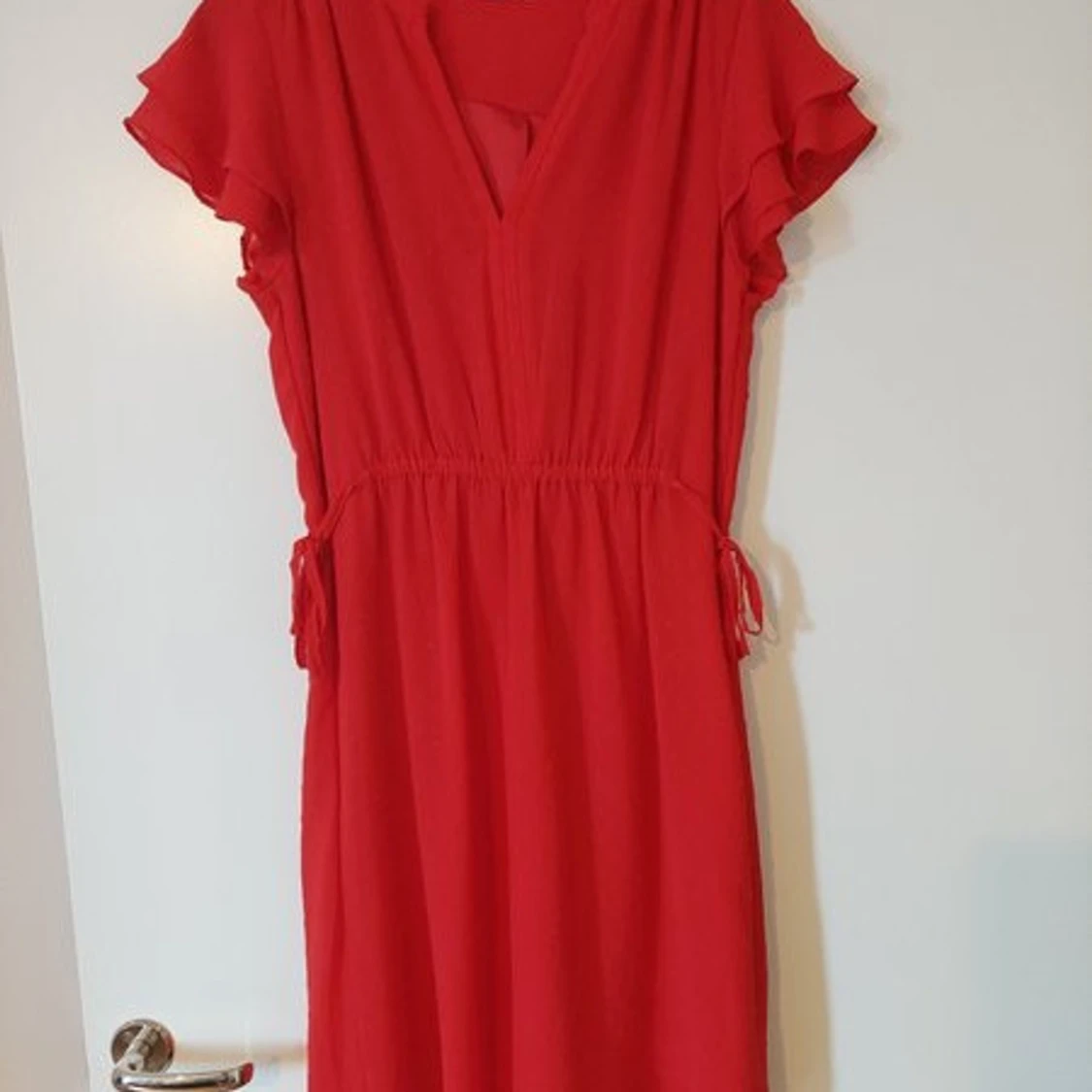 Röd kortklänning med volangärmar stl M