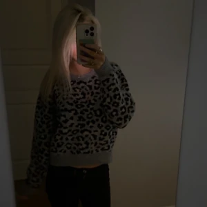Grå leopardmönstrad tröja - Säljer en grå tröja med svart leopardmönster och ribbade muddar. Tröjan har en loose passform och är långärmad, perfekt för hösten😘
