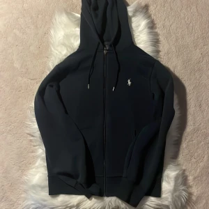  Polo Ralph Lauren hoodie  - Mörkblå Ralph lauren hoodie. Passar till allt och är i skick 8\10. Nypris cirka 2200. 