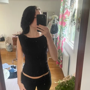 Topp med öppen rygg - Super snygg topp med öppen rygg från Gina tricot 14+ som tyvärr aldrig kommit till användning, nu pris är 259kr😊
