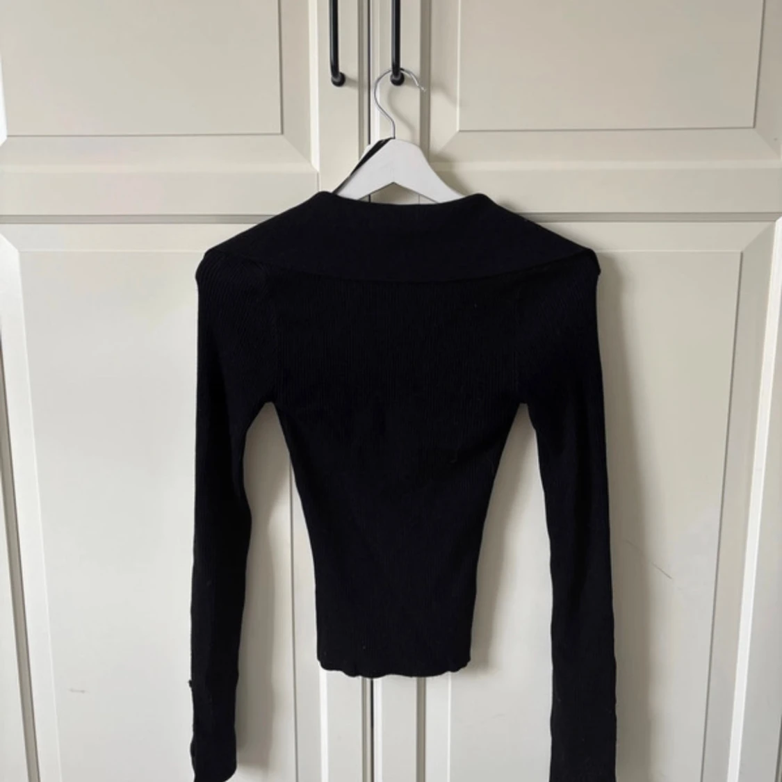 Svart ribbad långärmad  - 4
