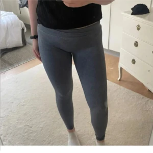 Blåa träningsbyxor - Aldrig använda endast testade en gång! Super fina och sköna! 💙💙 (dom har scrunch i rumpan) 