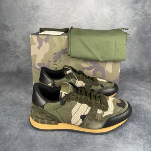 Valentino rockrunner - Skick: 9/10, som nya. | Ingår: Skor, Box, dustbags, extra laces and cards. | Nypris: +- 7000 SEK.