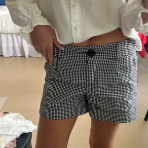 Rutiga shorts från Riley Deluxe - Snygga svartvita rutiga shorts från Riley Deluxe med klassisk passform. 