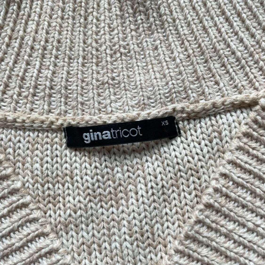 Beige stickad v-ringad tröja Gina Tricot - 2