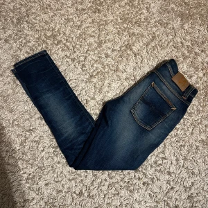 Nudie jeans Lean dean herr jeans slim fit w30 blå - Nudie jeans modell Lean Dean i storlek 30/32. Rikigt fet wash och sitter slim fit. Mycket bra skick utan defekter. Nypris runt 1599kr. Postas antigen samma dag som köp eller dagen därpå🙌💯
