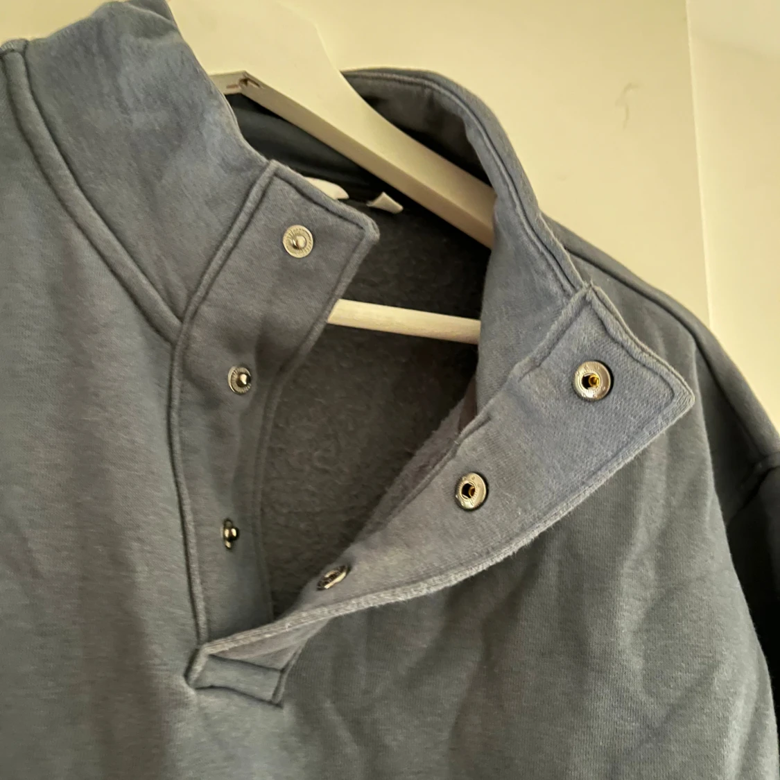 Mörkblå sweatshirt med tryckknappar NEXT - 1