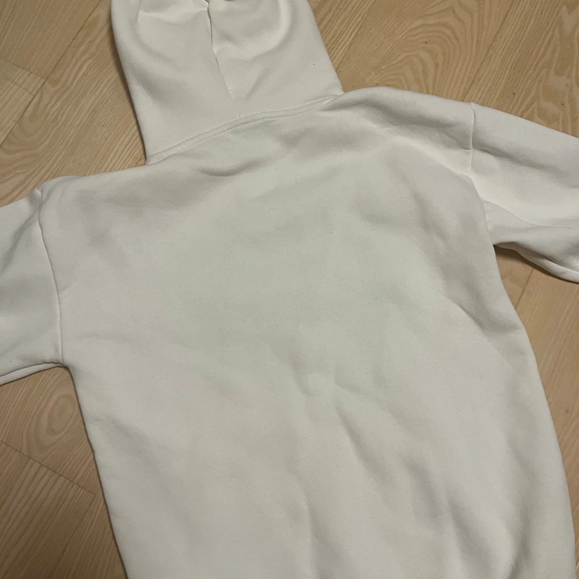 Vit hoodie blå text - 1