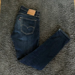 Levi's Premium 511 - Mörkblå fade Levi's 511 jeans. Otroligt snygga i en riktigt fet tvättning som fadar jeansen perfekt. Sparsamt använda!  Tillverkade i mjukt och stretchigt denim för en bekväm passform. Perfekta för en riktigt stilig look. Tveka inte på att höra av dig vid minsta tanke eller fundering! 😁Priset är inte hugget i sten!