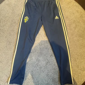 Adidas tränings landslagsbyxor - Tja! Säljer dessa Mörkblå landslagsbyxor från Adidas, dessa är spelare i landslaget som använder och går ej att köpa så dom är väldigt limiterade i mängden!