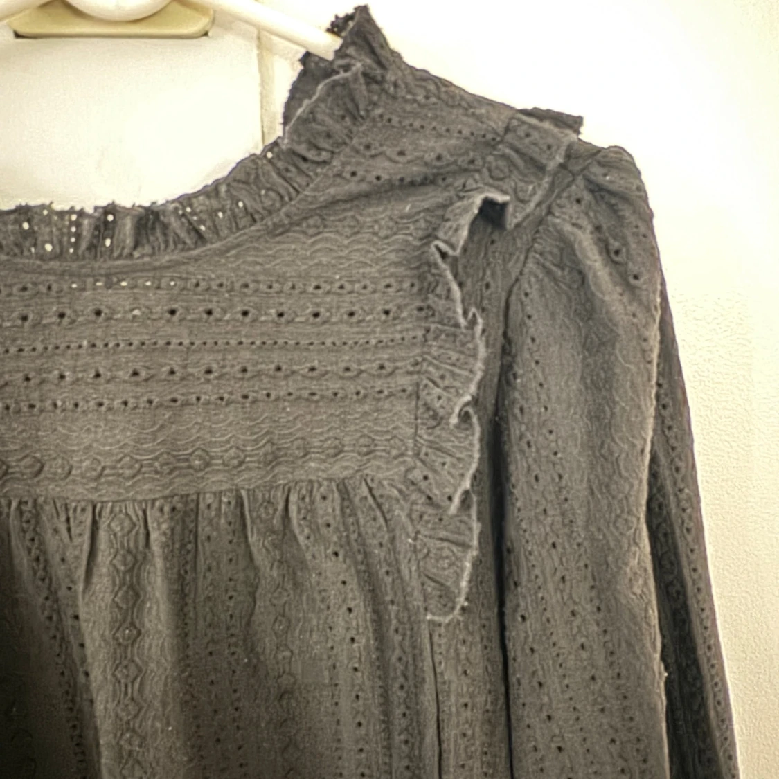 Svart blus med volang från JDY - 1