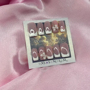 French (S);Short Square - Handgjorda press on-naglar i nude med handmålad vit fransk tipp, dekorerade med vita 3D-blommor och små silverpärlor. Snygg, stilren form och passar dig som vill ha en trendig look. Kommer i S: 15 mm, 11,5 mm, 12 mm, 11 mm, 9 mm ,och är enkla att applicera.