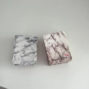 Displayer - Två displayer  med snyggt marmormönster, en med texten 'Thank You' och en utan text. 