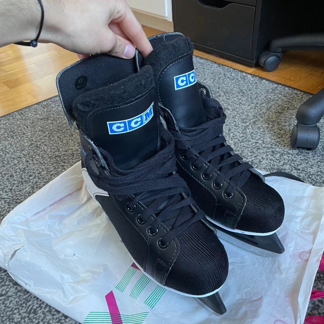 Svarta CCM Fury skridskor med skydd