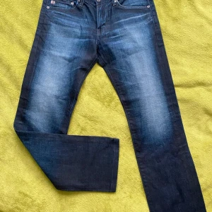 Adriano goldshmeid jeans - Väldigt bra skick,nice tvätt. Midja - 40 cm. Höft - 48 cm. Längd - 101 cm. Innerbenslängd - 76 cm Smalben - 18,5 cm. W29/L30 men sitter lite större skulle säga som 30/31 passar 179-186 ish,sitter slim