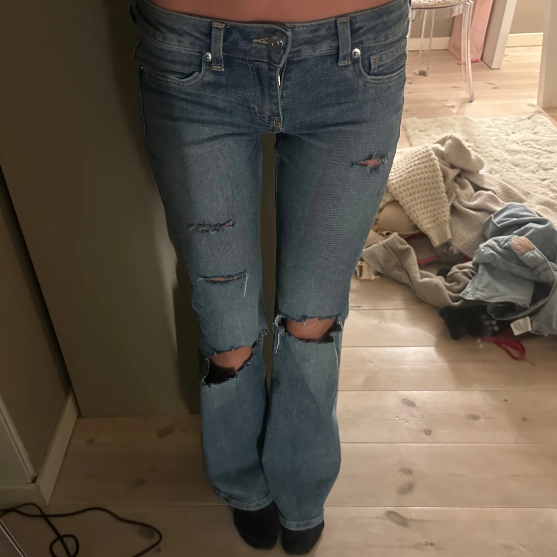 Blå bootcut jeans med slitningar - 3
