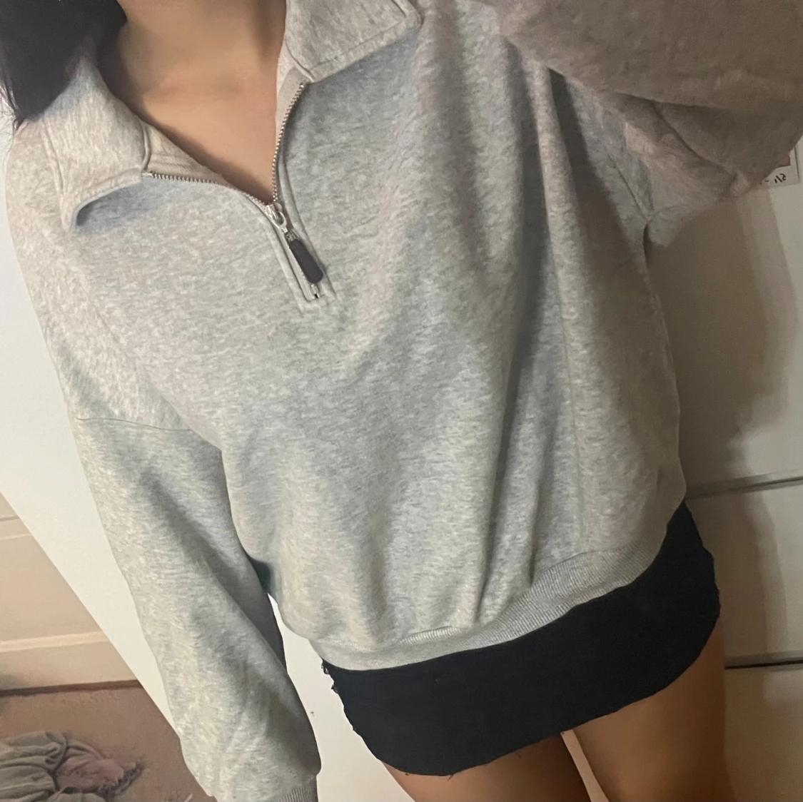 Grå half zip sweatshirt