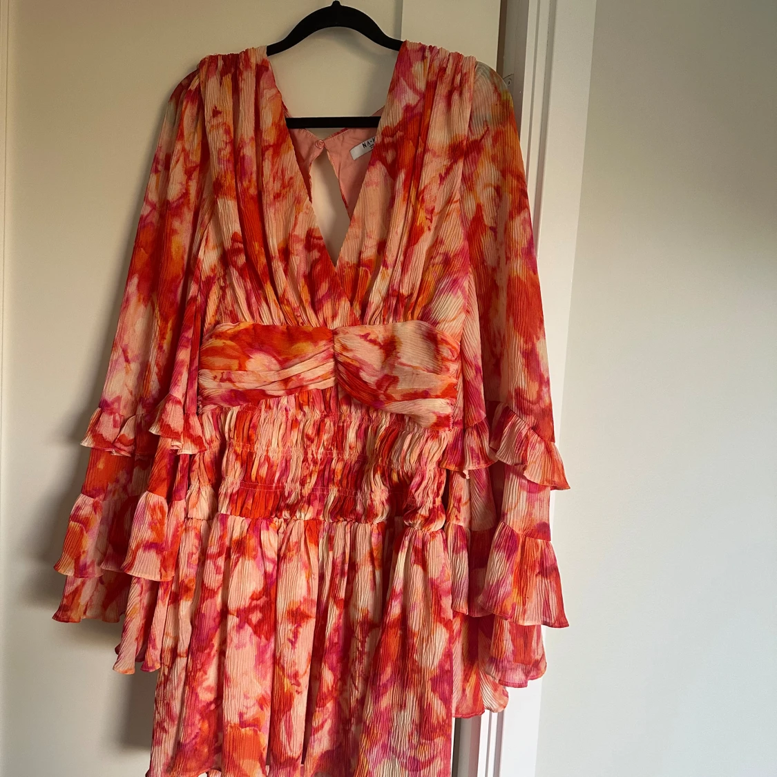 Färgstark kortklänning från NA-KD