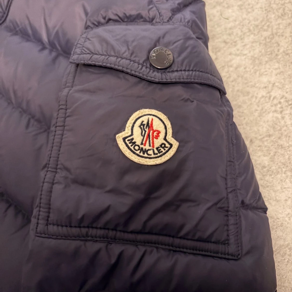 Mörkblå dunjacka från Moncler - 1