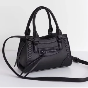 Gina tricot väska  - Jättefin väska från Gina tricot som ej säljs längre💕tyvärr saknas det långa bandet till, annars är den i jättefint skick