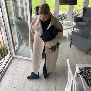 Beige kappa - Säljer en superfin beige kappa som är perfekt för hösten. Den är supermysig och mjuk och dessutom så snygg! Men behöver tyvärr sälja för behöver plats i garderoben 💞