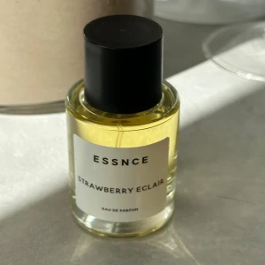 Helt ny Strawberry Eclair Essnce - Helt ny, endast testsprayad. Strawberry Eclair från Essnce, 50ml. 🍓🍨