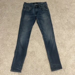 Replay jeans - Snygga Replay jeans i anbass modellen skriv vid minsta fundering byxorna är i väldigt bra skick✌️storlek: 29/32