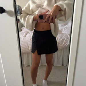 Svart omlottkortkjol med slits - Svart kjol med inbyggda short. Säljer då de är lite stora på mig. Aldrig använd. Kan tänka mig gå ner lite i pris om ni köper direkt  