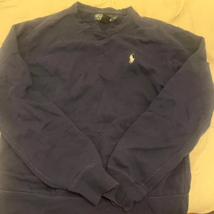 Mörkblå sweatshirt från Polo Ralph Lauren - Mörk blå lång tröja från Ralph lauren, S, bra skick