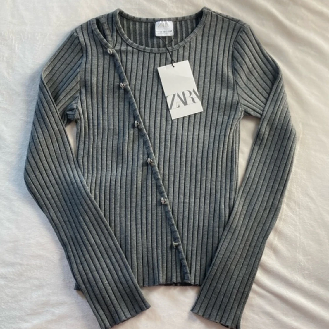 Grå ribbad topp med knappar från Zara
