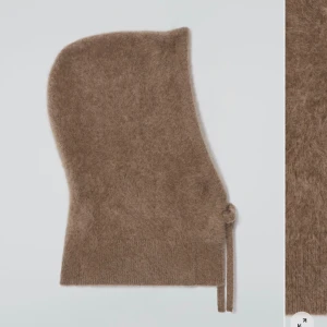 Beige balaclava i ullmix från Cos - Mysig beige balaclava med ribbad kant och knytband på sidan. Tillverkad i mjuk ullmix som håller dig varm under kalla dagar. Perfekt för dig som vill ha en trendig och praktisk huvudbonad med enkel design.