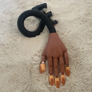 Övningshand  - Flexibel övningshand för nagelträning, perfekt för manikyr och nageldesign. Justerbar med bordsfäste och rörlig arm. handen är i gott skick och redo att användas för övning eller utbildning👌🏽