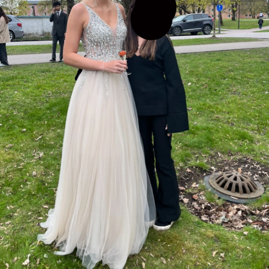 Champagnefärgad långklänning med paljetter - 1