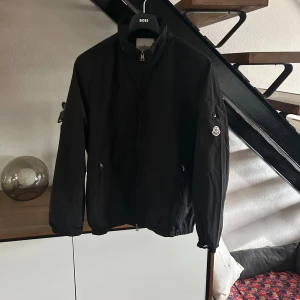 Moncler windbreaker  - Säljer min moncler windbreaker som är perfekt nu till hösten. Jackan är i storlek L/XL och i jätte bra skick. Hör av er vid frågor eller funderingar.