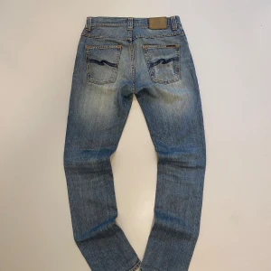 Vintage nudie jeans grim tim - Vintage nudie jeans //  Storlek W30 L32 Längd 104cm Midjebredd 38cm Innerben längd 80cm //  Mycket bra skick //  Modell Grim Tim //  Skriv vid minsta fråga eller fundering💯🤝