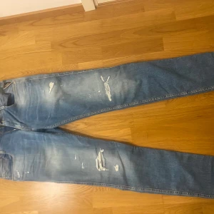 Replay Jeans  - Säljer ett par Replay Anbass jeans i ljusblå o strl 34, säljer då ja tyvärr inte tycker dom sitter så bra på mig alltås dom är Alldrig använda utan ba testat så dom har legat i garderoben ett tag utan användning
