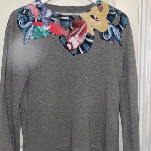 Marcelo Burlon tröja - Säljer en Marcelo Burlon sweatshirt i en  unik modell. Storleken är 14 år men skulle säga att den sitter som en XS/S.  