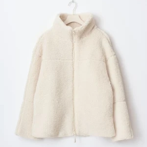 Beige teddyjacka med dragkedja - Gosig teddyjacka från gina, Köpte i fel storlek därför säljer jag. Använd ungefär 3 gånger. Skriv för bilder/funderingar❣️