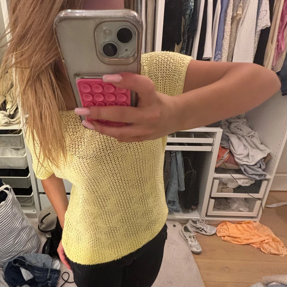 Gul stickad tröja  - 1