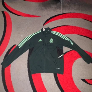 Real Madrid adidas vindjacka grön - Grön real Madrid tröja storleken är S.
