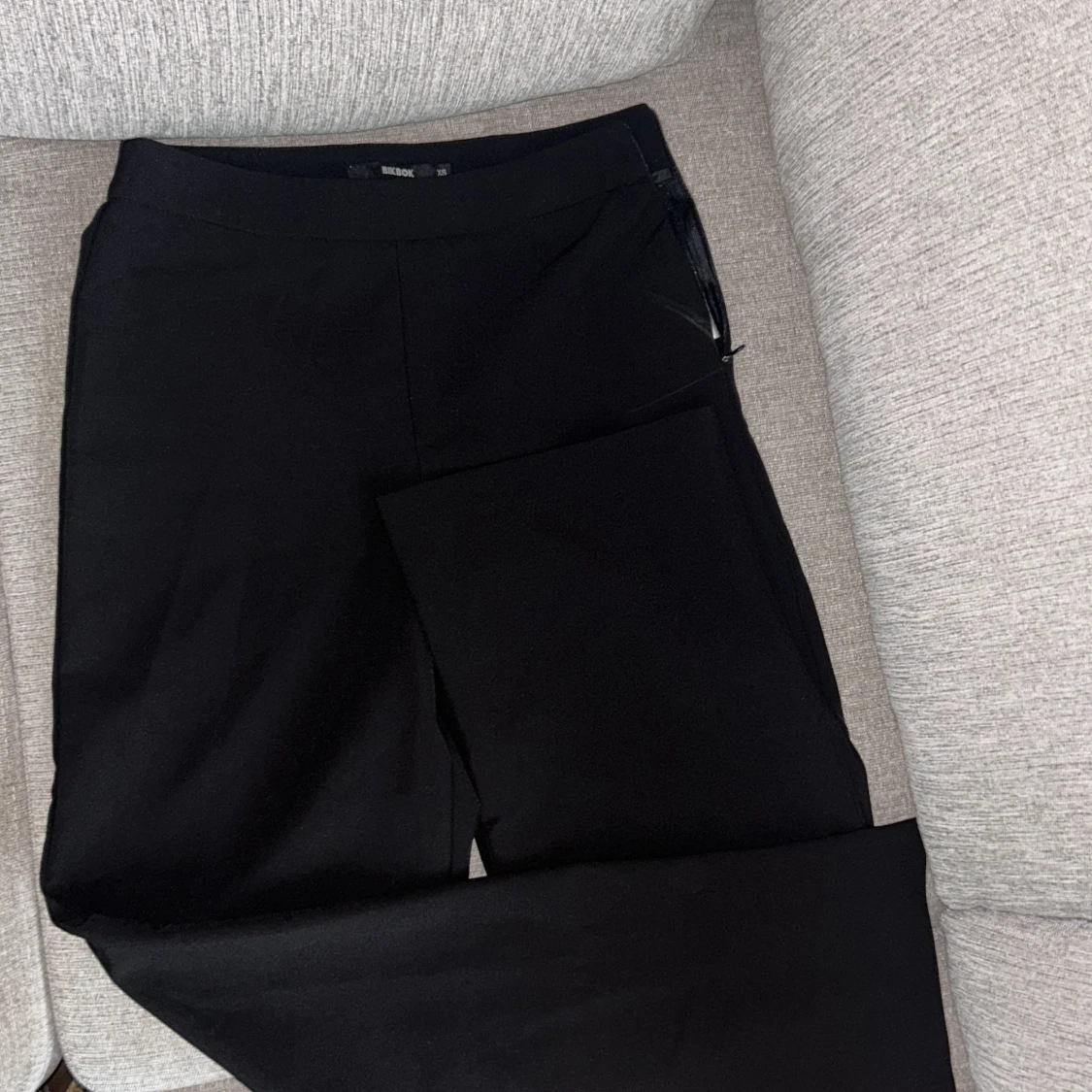 Svarta kostymbyxor från BikBok XS