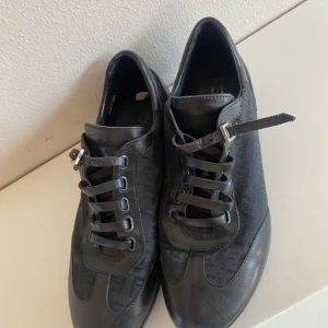Fendi skor - Fendi skor storlek 37. Väldigt bra skick jätte fina säljer för ska flytta. Pris kan absolut diskuteras. ÄKTA