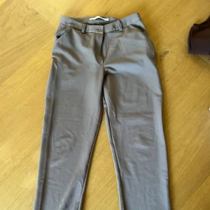 Beige kostymbyxor med raka ben - Snygga beige kostymbyxor med klassisk passform och raka ben. 