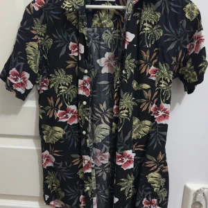 Blommig skjorta från Jack & Jones - En fin blommig skjorta från Jack & Jones. Har använts men väldigt sparsamt!  Några funderingar eller vill ha fler bilder, hojta bara till!