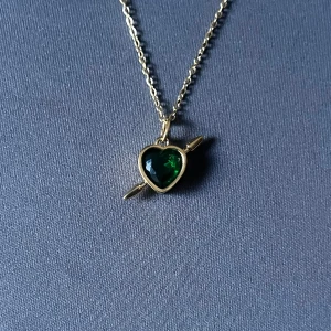 Gold & Green Arrow Heart - 45 cm. Rostfri 